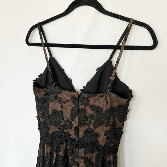 Dress the Population Women's Tahani Plunge
Neckline Fit and Flare Midi Dress - Picture 8 of 11